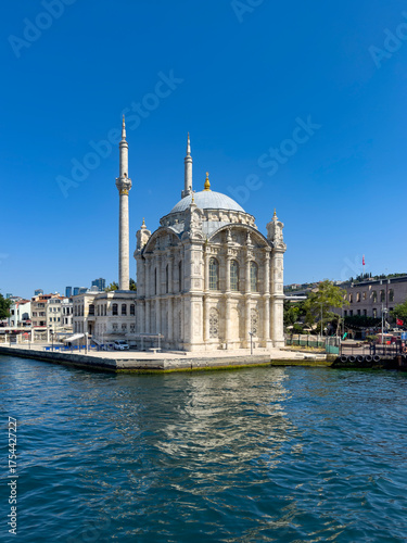  Ortaköy-Moschee an der Uferpromenade des Bosporus, Istanbul, Türkei.