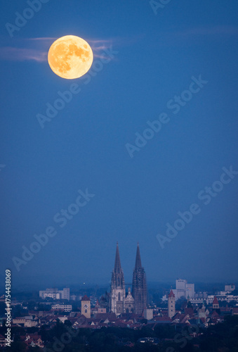 Regensburg mit Supermond