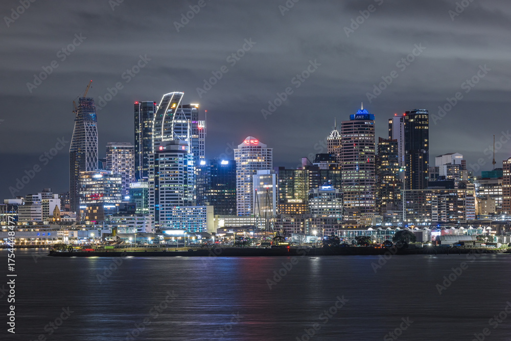 Obraz premium ニュージーランド オークランドの対岸から眺める市街地の夜景とライトアップされたスカイタワー