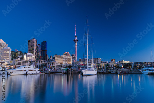 ニュージーランド　オークランドのバイアダクトから見えるスカイタワーとヨットーハーバーの街並み