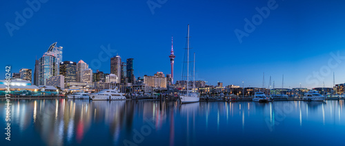 ニュージーランド　オークランドのバイアダクトから見えるスカイタワーとヨットーハーバーの街並み