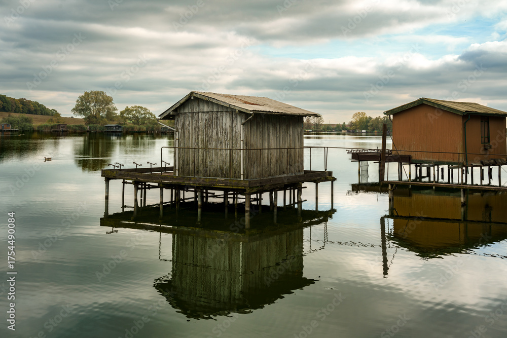 Fototapeta premium cabanons de pêche sur l'eau