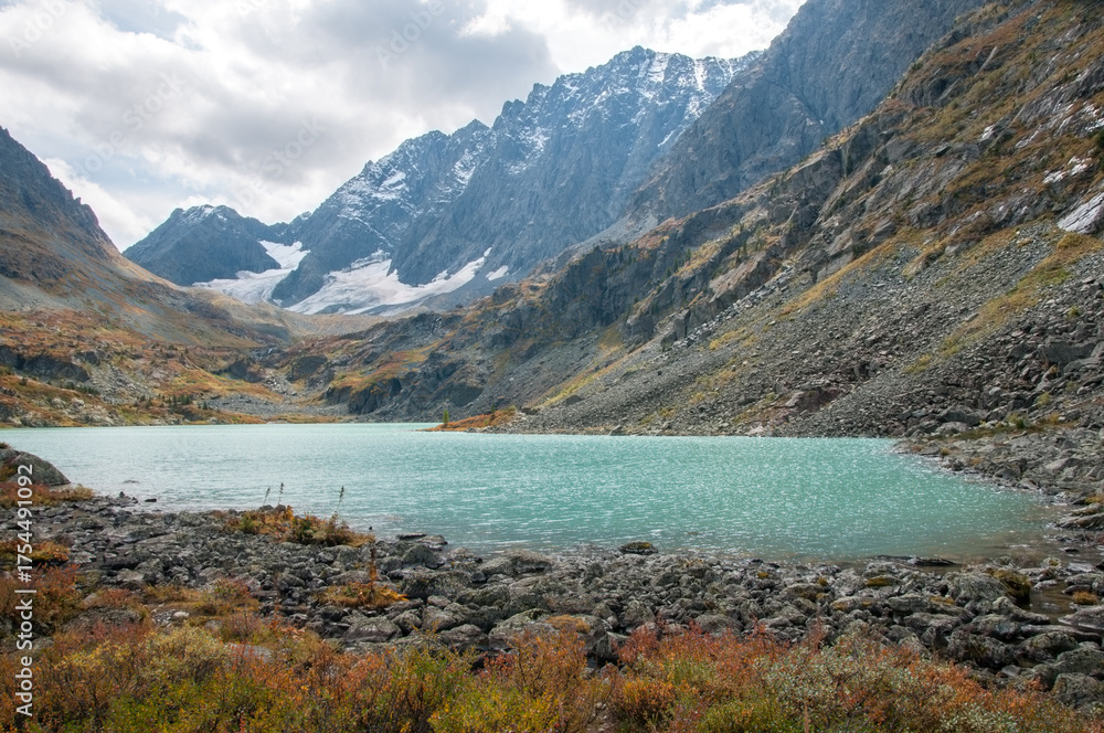 Obraz premium View on lake Kuiguk, glacial lake located in the Altai mountains, Russian Federation
