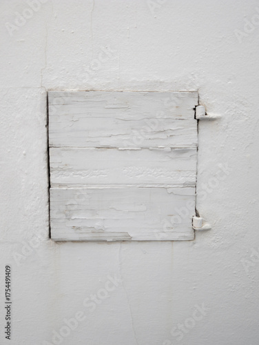Ventana pequeña en un muro antiguo