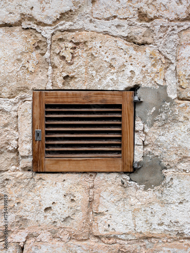Ventana pequeña en un muro antiguo