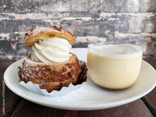 ホイップクリームとカスタードのシュークリームとプリン