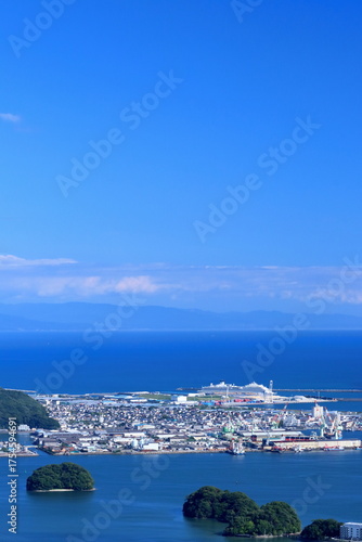 浦戸湾と奥に広がる土佐湾　清々しい青空　（高知県　鷲尾山より）