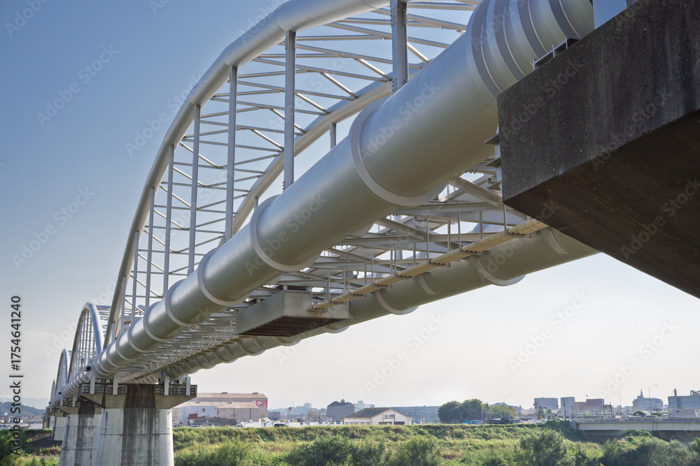 Obraz premium 左下から見た水管橋・水道橋