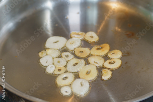 にんにくスライスを油で炒める