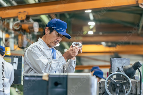 工場で製品を検品する男性作業員