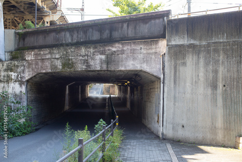 無人のトンネルの入り口