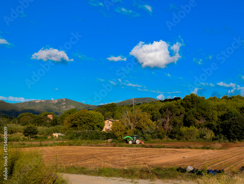 Tractor trabajando en una finca agrícola
