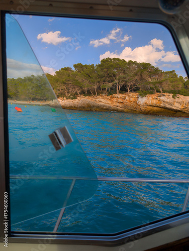 Costa mediterranea vista a través de la ventana de un barco
