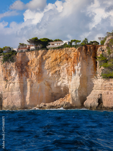 Casa al borde de un acantilado