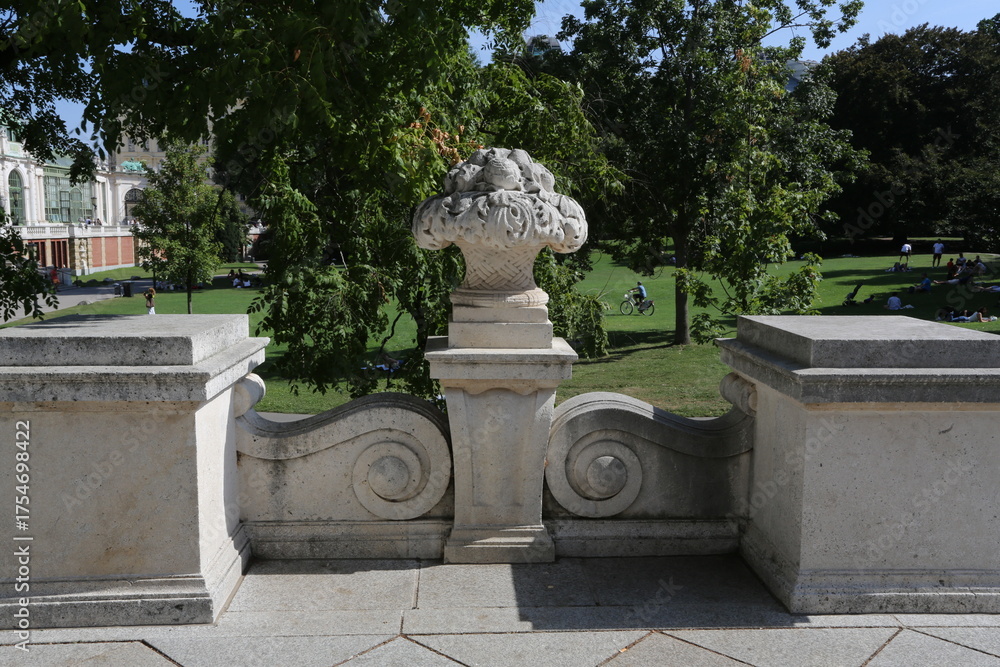 Fototapeta premium Vasque en pierre sculptée dans le parc de Buggarten à Vienne en Autriche
