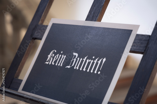 Schild verbietet Zutritt