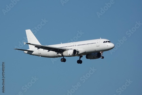 Avion Blanc neutre sans logo ni immatriculation en finale