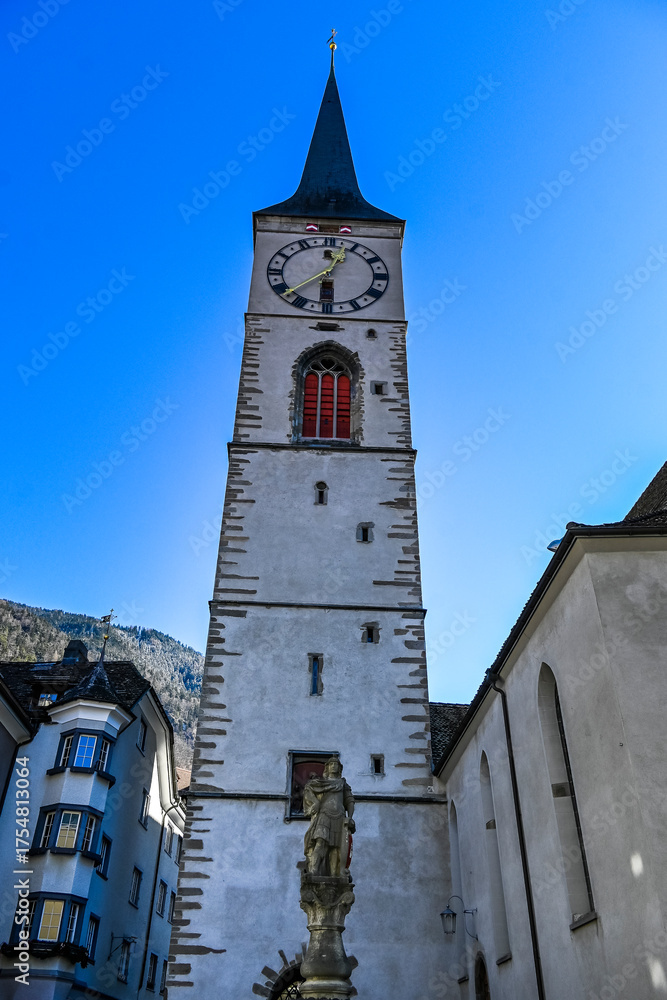 Obraz premium Chur, St. Martinskirche, Kirchturm, Turm, St. Martinsplatz, Altstadt, historische Häuser, Gassen, Alpen, Bergstrassen, Alpenstadt, Graubünden, Winter, Wintersonne, Schweiz