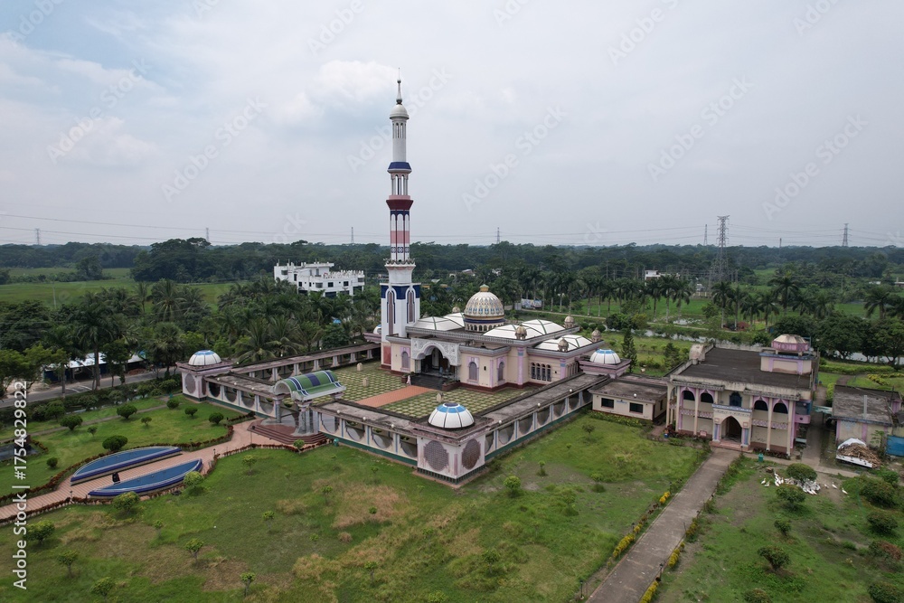 Obraz premium Aerial View Baitul Aman Jame Masjid Complex Barisal Bangladesh: Islamic Architecture, Cultural Landmark, Serene Landscape, Religious Significance, South Asian Heritage, Minaret, Dome, 