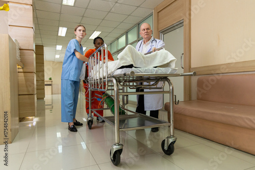 Canvastavla Emergency medical team rushing patient on stretcher