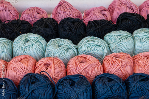 pelotes de laine sur l'étal d'une mercerie