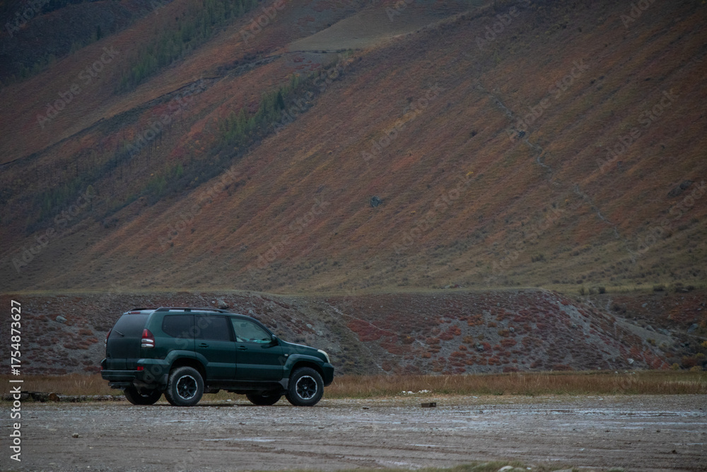 Fototapeta premium SUV in Mountain Landscape