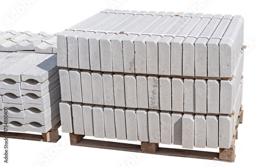 Tableau sur toile The pallet with a stack of concrete curbstone on white