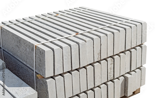 Tableau sur toile The pallet with a stack of concrete curbstone on white