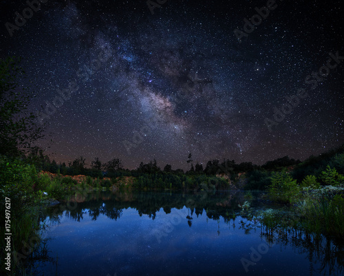 Wallpaper Mural Langzeitbelichtung des Nachthimmels mit sichtbarer Milchstraße und Sternenspuren. Klare Nacht, eindrucksvolle Astrofotografie mit tiefem Schwarz und Lichtbahnen der Sterne. Torontodigital.ca