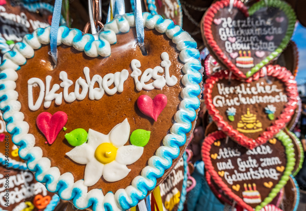 Obraz premium typical ginger bread heart at a kiosk