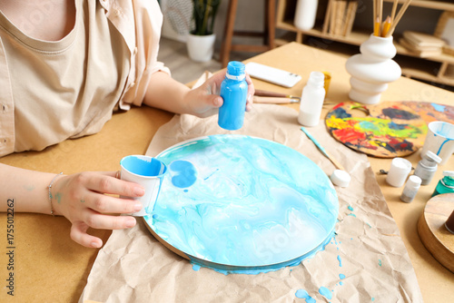 Female artist creating flui...