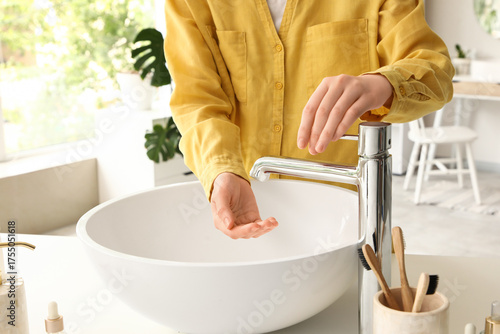 Young woman washing hands i...