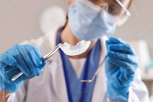 Female dentist with occlusa...