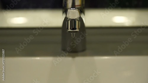 滴る水