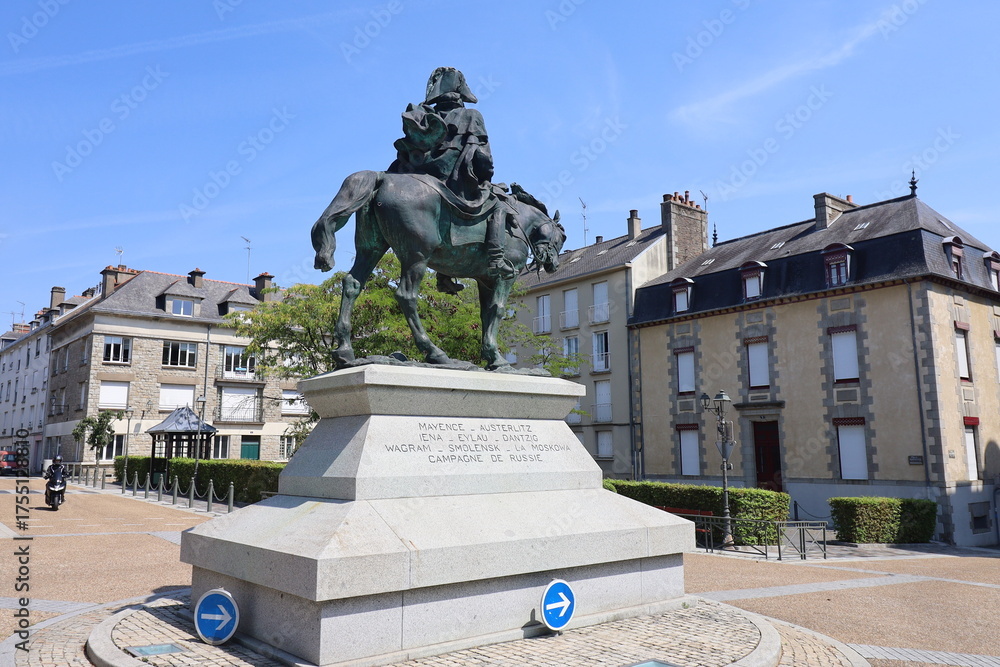 Obraz premium Statue équestre représentant le Général Lariboisière, au centre de la place du général Lariboisière, ville de Fougères, département d'Ille et Vilaine, Bretagne, France