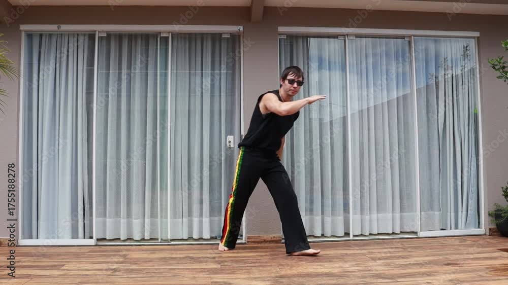 homem faz treino de capoeira em casa