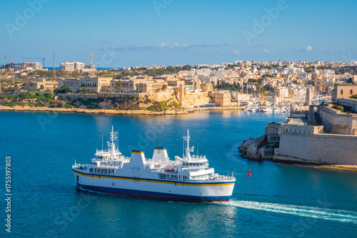 Carta da parati Panoramic view of a transport ship sailing near the beautiful architecture in Bi