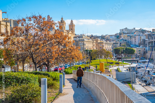 Foto Cozy street and traditional colorful wooden balconies in Birgu, Malta