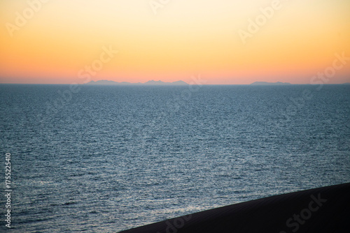 Obraz na płótnie Atardecer sobre un mar azul, mar de cortez, el acuario del mundo,