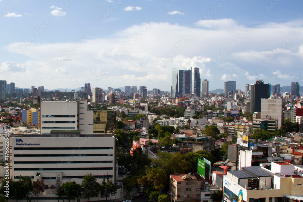 Obraz premium Edificios de la ciudad de México en una tarde de verano con un cielo azul y nubes blancas