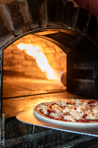 Pizza artesanal cocida en horno de barro y ladrillo