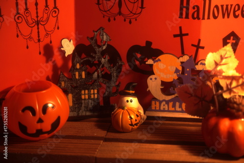 夕刻のオレンジ色に染まるハロウィーンの可愛いおもちゃの飾り