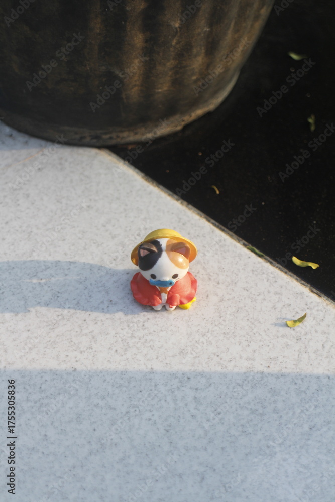 Obraz premium cat sitting relaxed while looking at nature