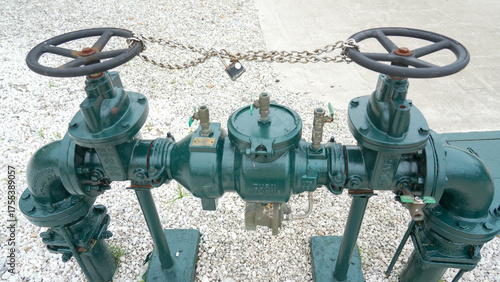 Fotografía “Industrial water valve and backflow preventer system with lock chain”
