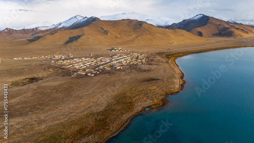 Fotografia Aerial view of Karakul village on the shore of Lake Karakul, Pamir Mountains, Tajikistan