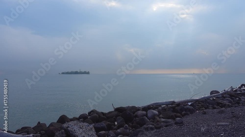 Impresión de la isla enmedio de la bruma