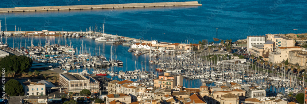 Φωτογραφία Panoramic aerial view of the small tourist port called La Cala and located in Palermo, Sicily, Italy