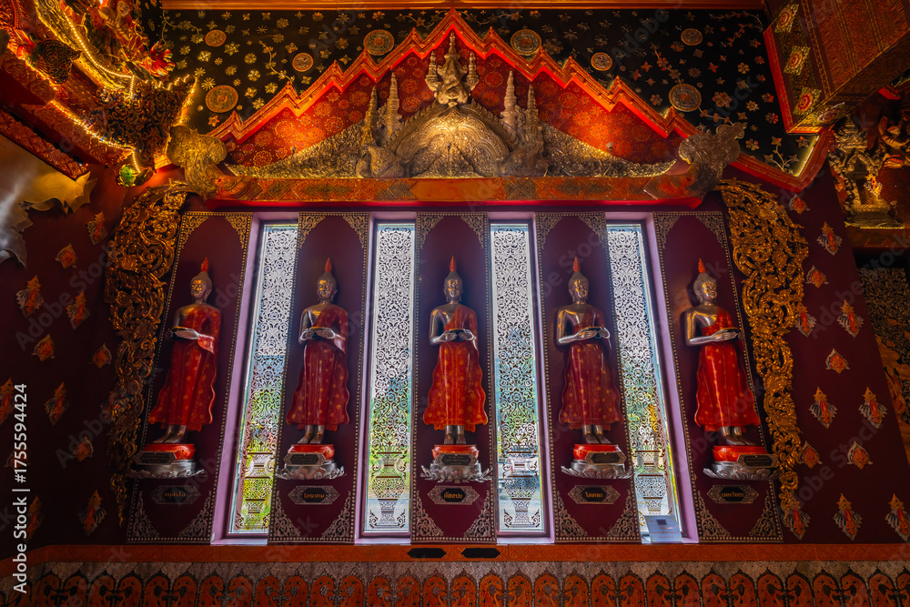 Obraz premium Wat Si Don Mun in Chiang Mai, Thailand, shines with golden details and elegant Lanna architecture, reflecting the beauty and spiritual charm of Northern Thai culture.