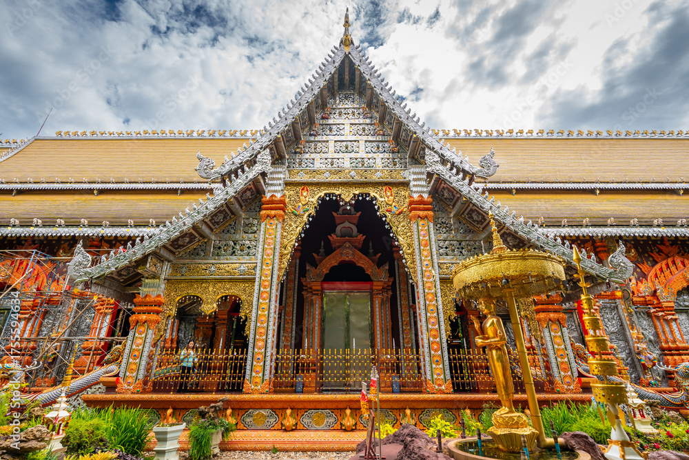 Fototapeta premium Wat Si Don Mun in Chiang Mai, Thailand, shines with golden details and elegant Lanna architecture, reflecting the beauty and spiritual charm of Northern Thai culture.
