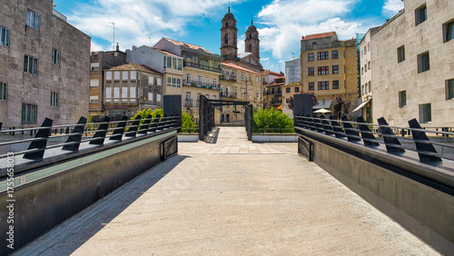 Calle peatonal en la ciudad de Vigo con los campanarios de la catedral al fondo, España